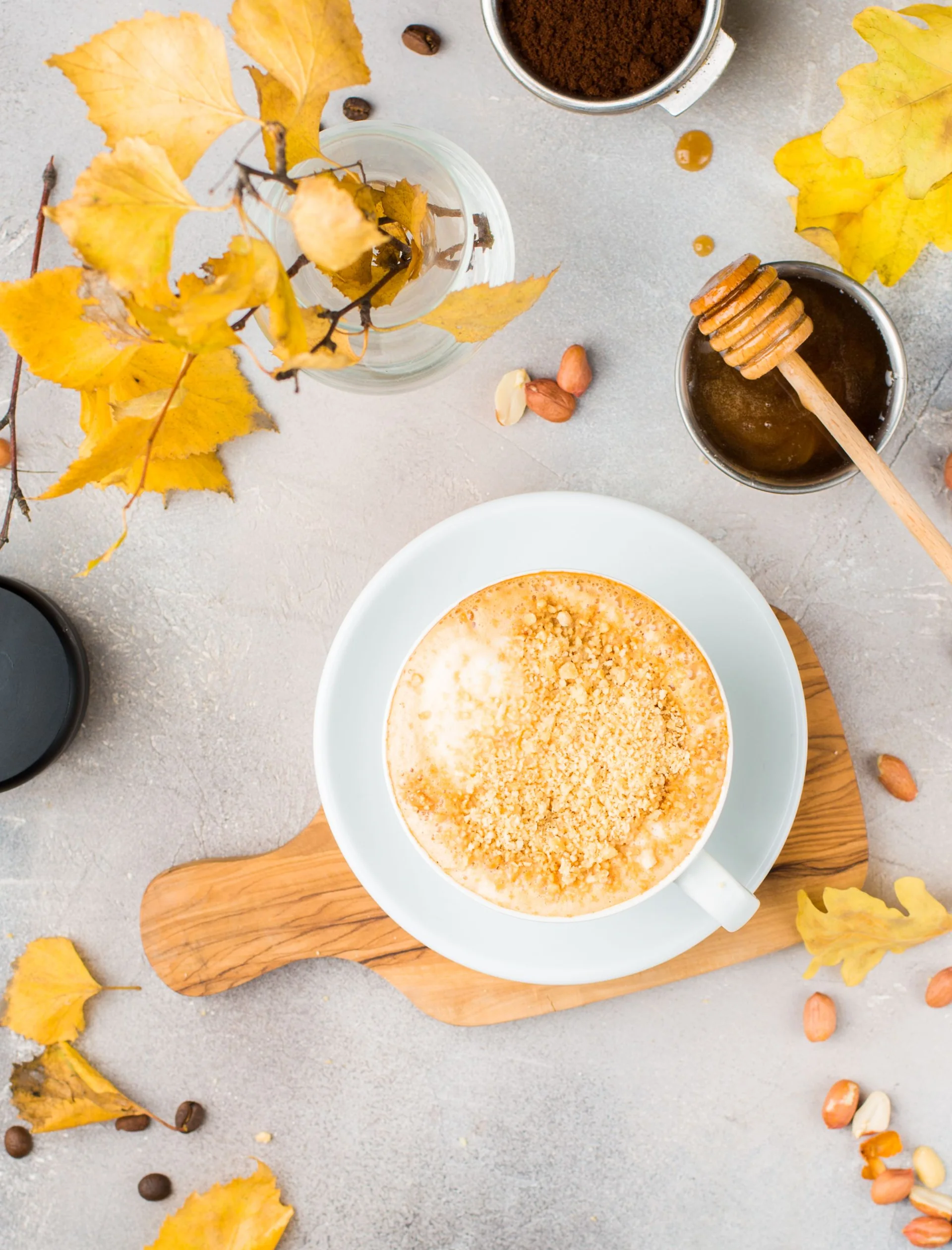 Kaffee mit Honiglöffel in einem herbstlichen Arrangement – Stimmungsbild, kein nachgewiesenes PINE-NUT-LATTE-Rezept