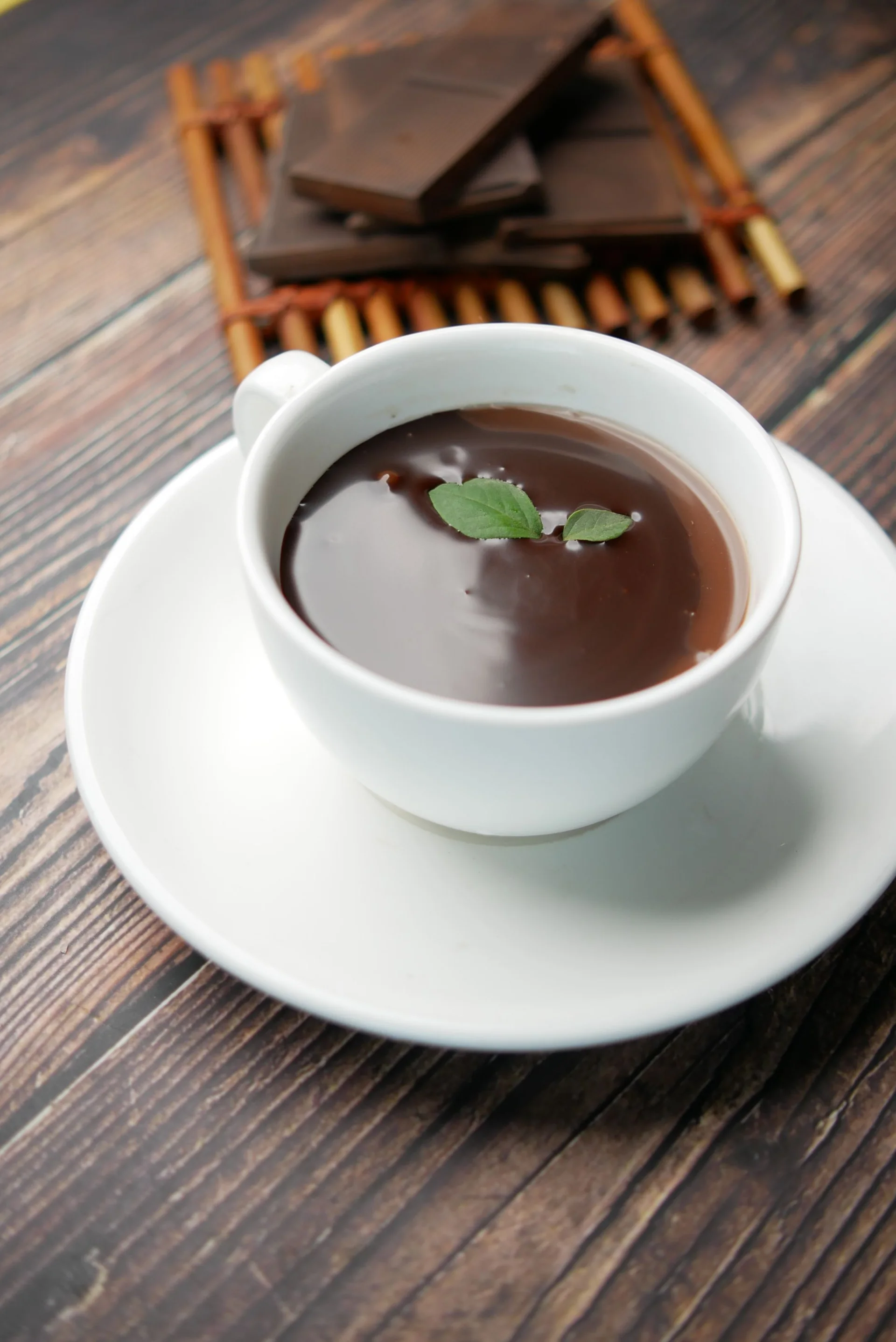 Heiße Schokolade in einer weißen Tasse – Stimmungsbild, kein nachgewiesenes PINE-NUT-LATTE-Rezept