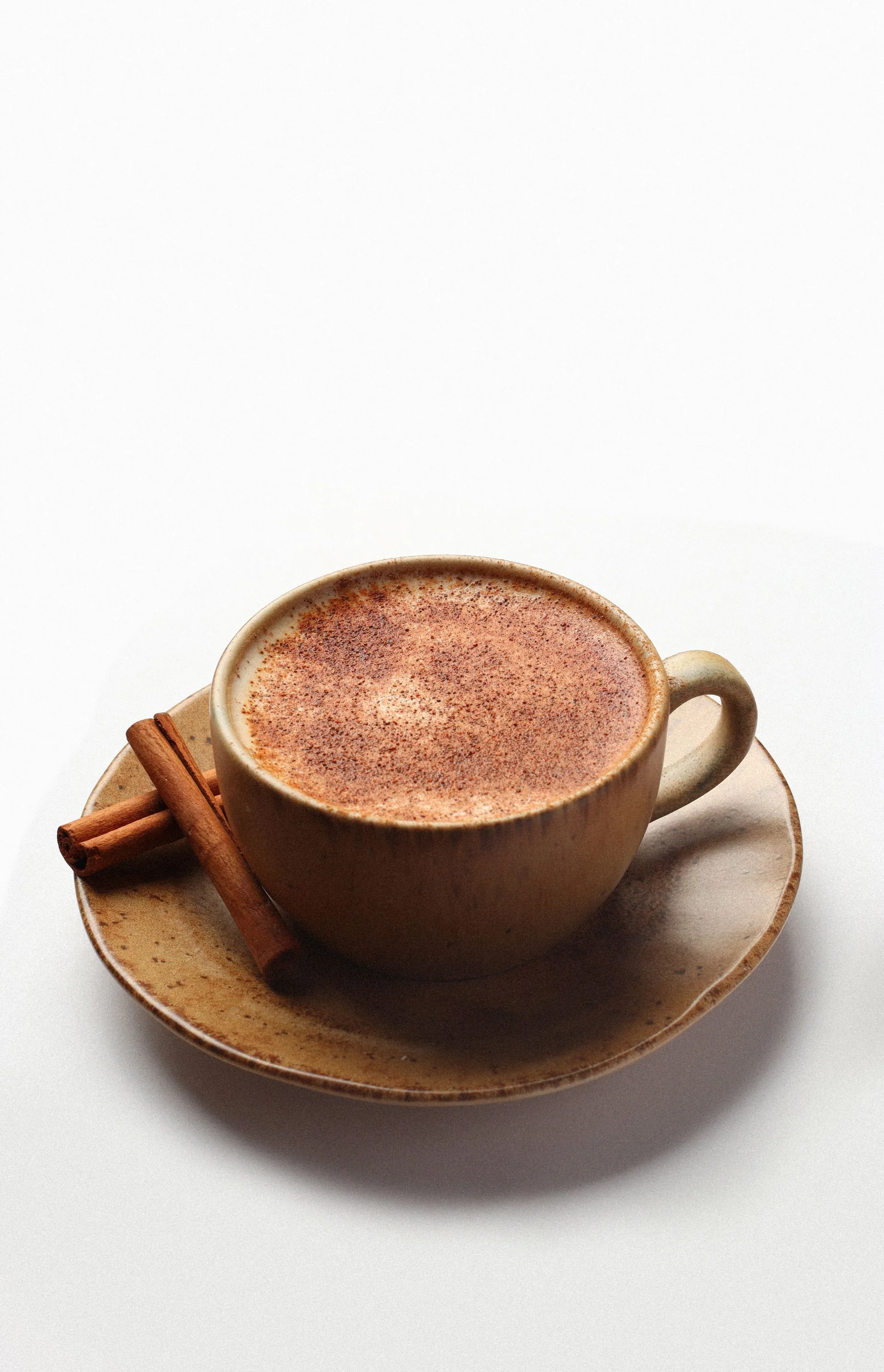 Chai Latte mit Zimt in einer Keramiktasse – Stimmungsbild, kein nachgewiesenes PINE-NUT-LATTE-Rezept