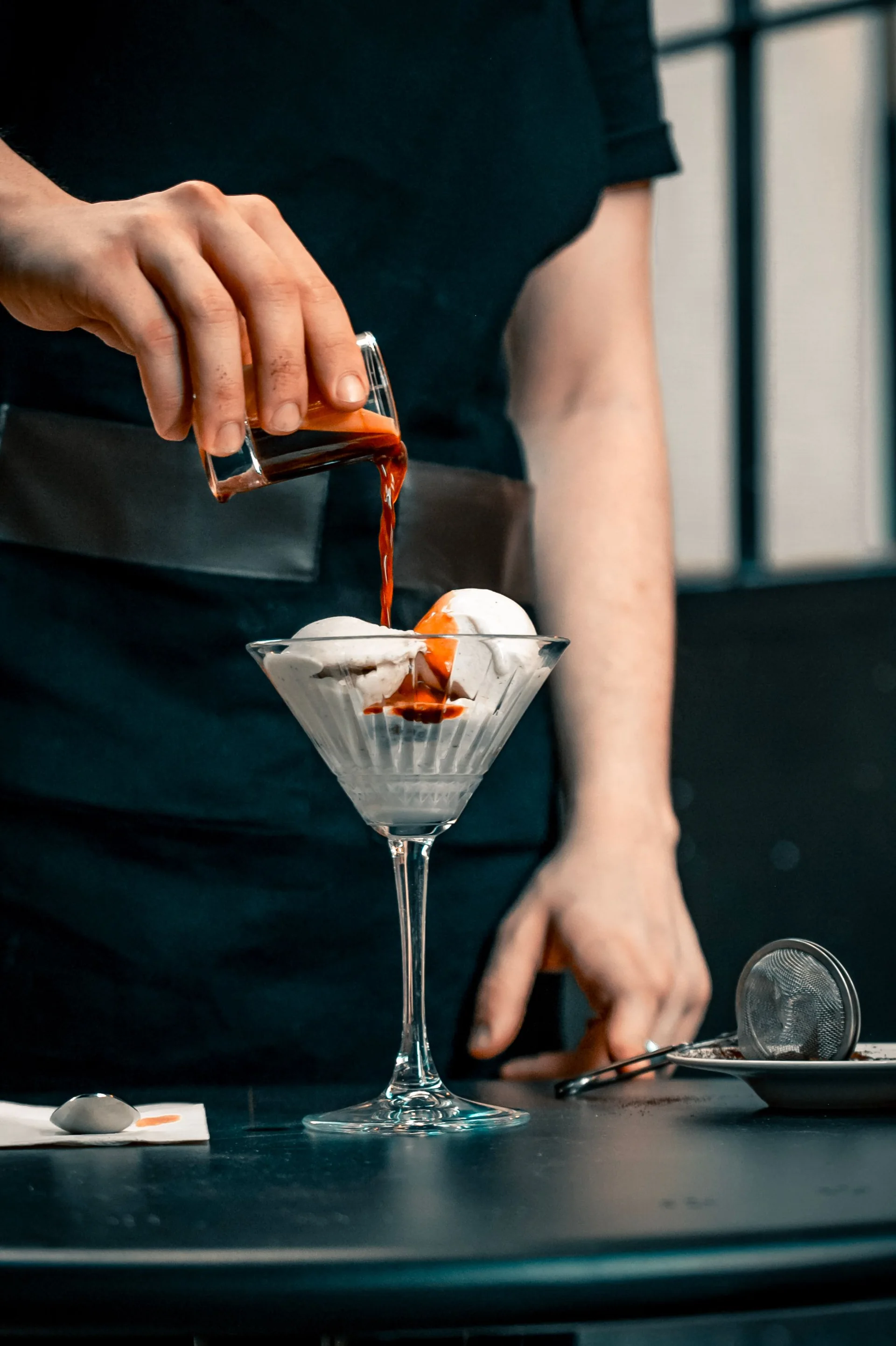 Espresso wird über Vanilleeis in einem Glas gegossen – Stimmungsbild, kein nachgewiesenes PINE-NUT-LATTE-Rezept