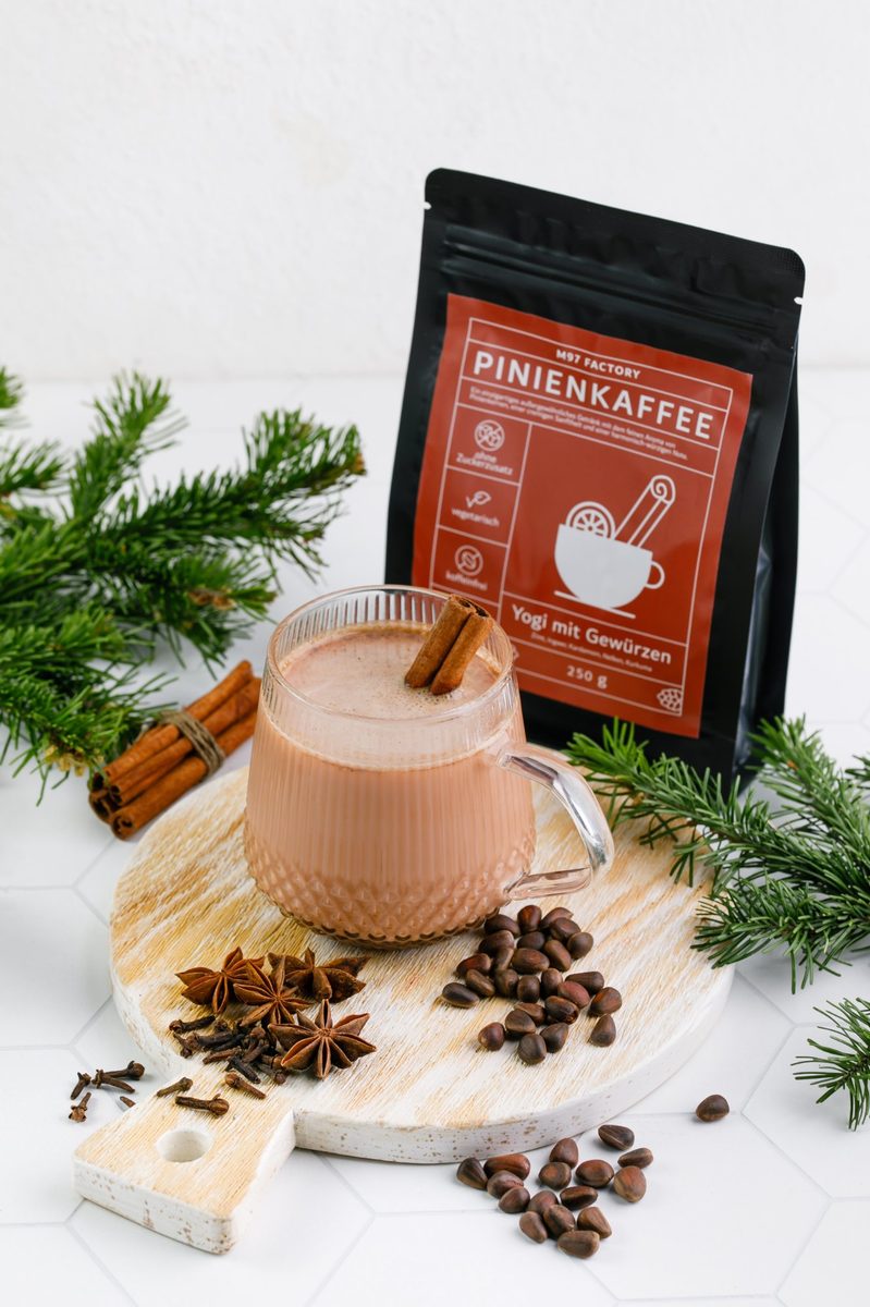 Pinienkaffee Yogi – Tasse mit Zimtstange