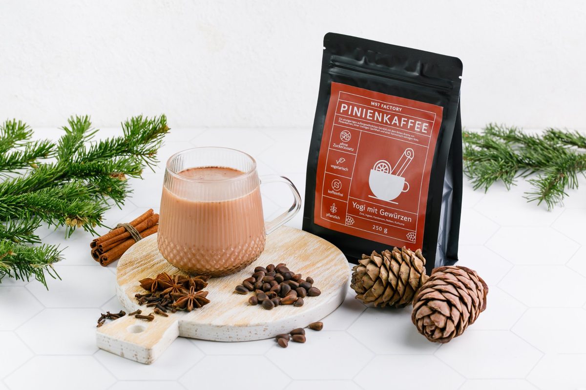 Pinienkaffee Yogi – Szene mit Tannenzapfen